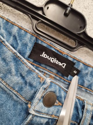 Pantalón vaquero azul desigual