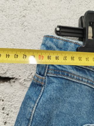 Pantalón vaquero azul desigual