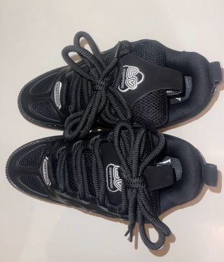 Scarpe Louis Vuitton nere e bianche.