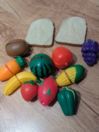 Set de verduras y frutas para cortar.
