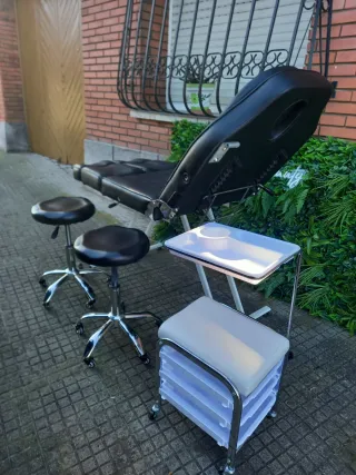 Camilla y taburetes para estética