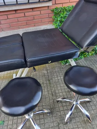 Camilla y taburetes para estética