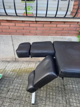 Camilla y taburetes para estética