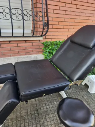 Camilla y taburetes para estética