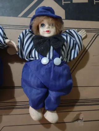 Gemelas de porcelana vestidas de payaso