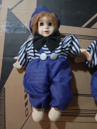 Gemelas de porcelana vestidas de payaso