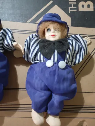 Gemelas de porcelana vestidas de payaso