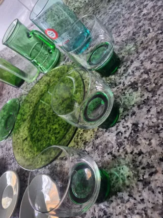 platos y vasos de cristal verde.
