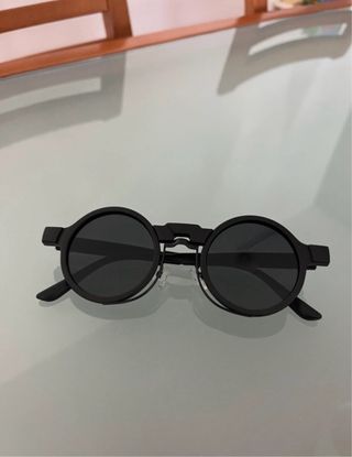 Gafas de sol redondas negras.
