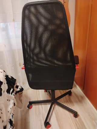 Sillón de oficina ergonómico negro y rojo