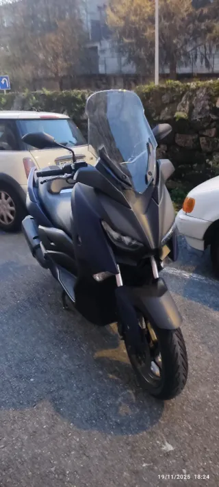 Scooter 10200 km. Yamaha XMAX 300 del año 2017.