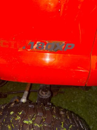 Tractor cortacésped Husqvarna rojo