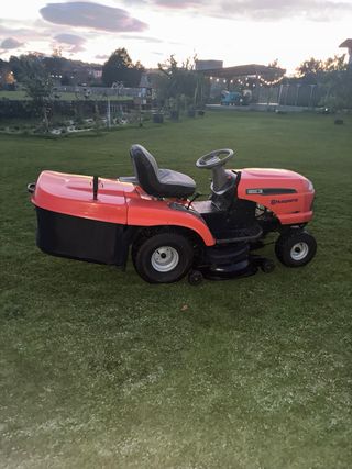 Tractor cortacésped Husqvarna rojo