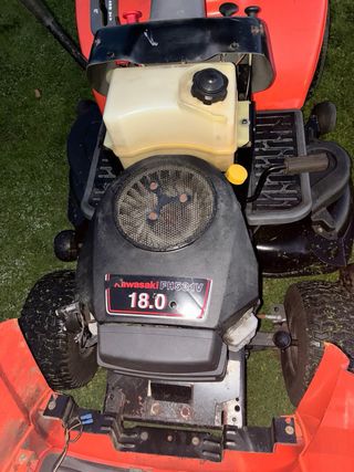 Tractor cortacésped Husqvarna rojo