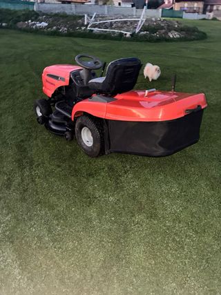 Tractor cortacésped Husqvarna rojo