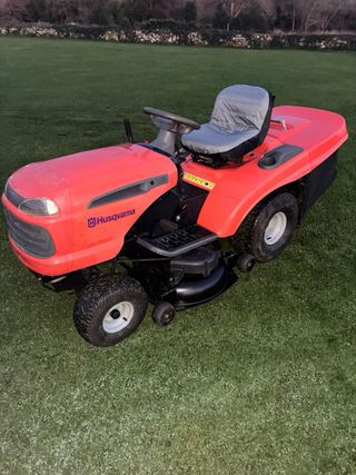 Tractor cortacésped Husqvarna rojo