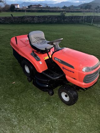 Tractor cortacésped Husqvarna rojo