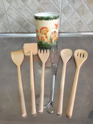 Contenitore in ceramica con utensili da cucina