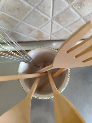 Contenitore in ceramica con utensili da cucina