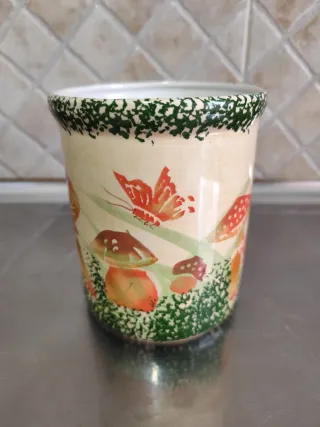 Contenitore in ceramica con utensili da cucina