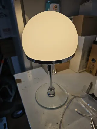 Lámpara de mesa moderna esfera blanca