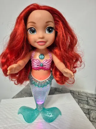Muñeca Sirenita Disney Ariel Canta y Brilla