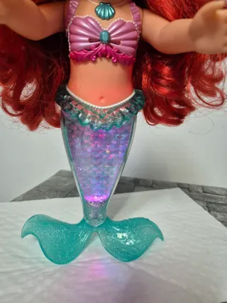 Muñeca Sirenita Disney Ariel Canta y Brilla