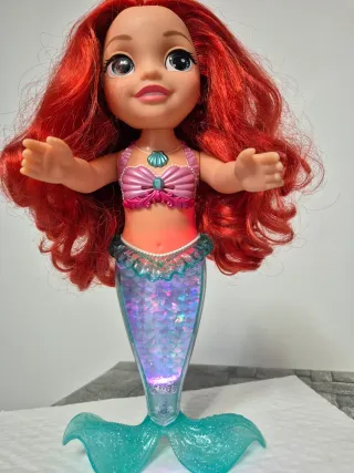Muñeca Sirenita Disney Ariel Canta y Brilla