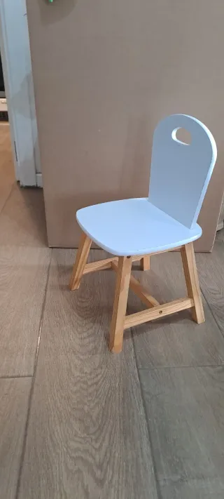 Mesa y 2 sillas infantiles de madera