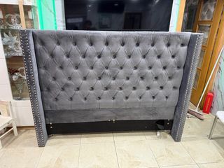 Cabecero tapizado gris estilo capitoné