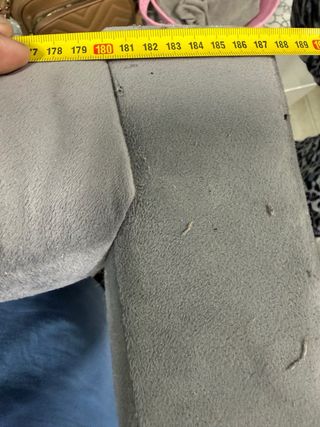 Cabecero tapizado gris estilo capitoné