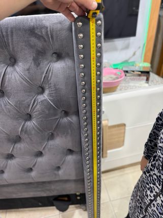 Cabecero tapizado gris estilo capitoné