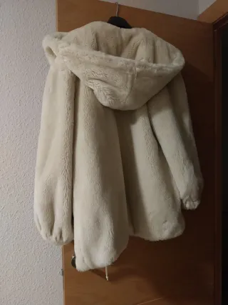 Chaquetón Moutón Capucha Beige Angel Schlesser.