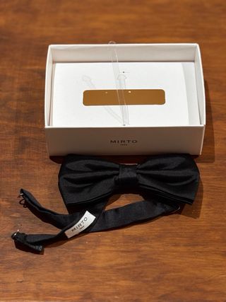 Pajarita de seda 100% de color negro y marca Mirto