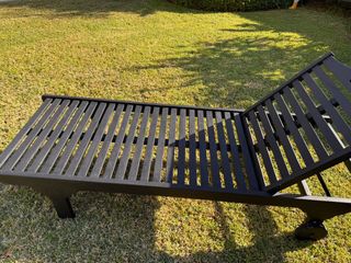 Tumbona con cojín blanco y negro NO BRAND