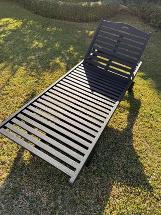 Tumbona con cojín blanco y negro NO BRAND