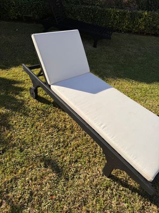 Tumbona con cojín blanco y negro NO BRAND