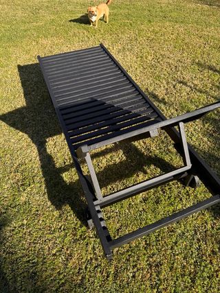 Tumbona con cojín blanco y negro NO BRAND