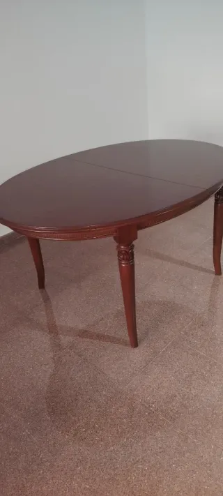 Mesa de comedor ovalada de madera