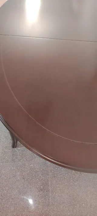 Mesa de comedor ovalada de madera