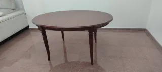 Mesa de comedor ovalada de madera