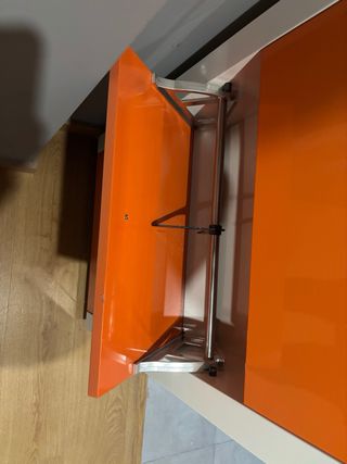 Mueble zapatero naranja y blanco