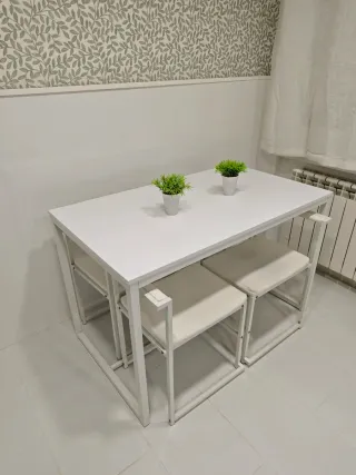 Mesa de cocina blanca con 4 sillas