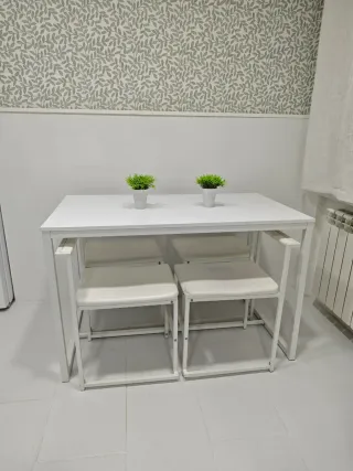 Mesa de cocina blanca con 4 sillas