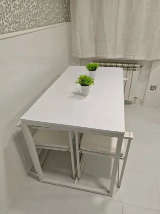 Mesa de cocina blanca con 4 sillas