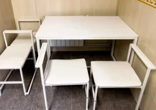 Mesa de cocina blanca con 4 sillas