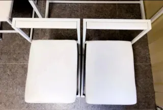 Mesa de cocina blanca con 4 sillas