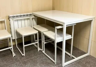 Mesa de cocina blanca con 4 sillas