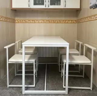 Mesa de cocina blanca con 4 sillas