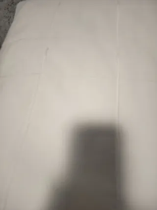 Colcha de invierno beige y blanca